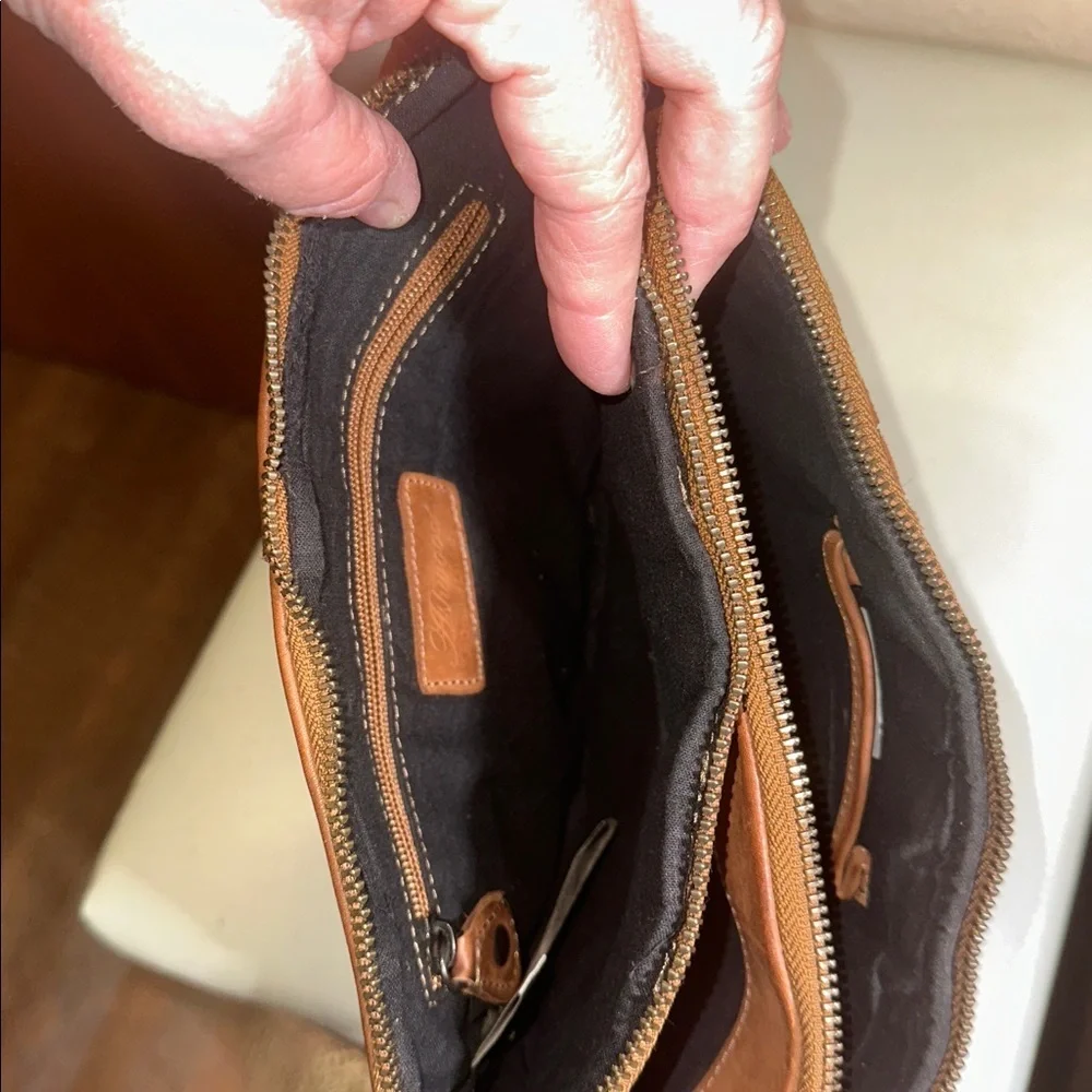 Ashwood Crossbody - Picture 4 of 7